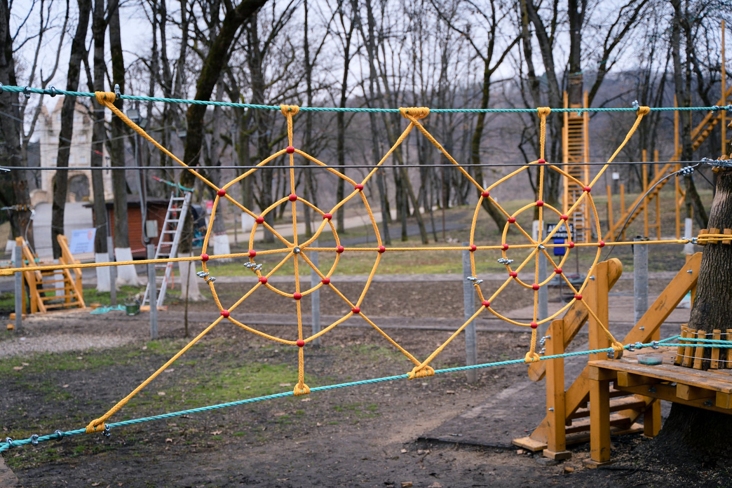 Веревочный парк на деревьях в Нальчике
