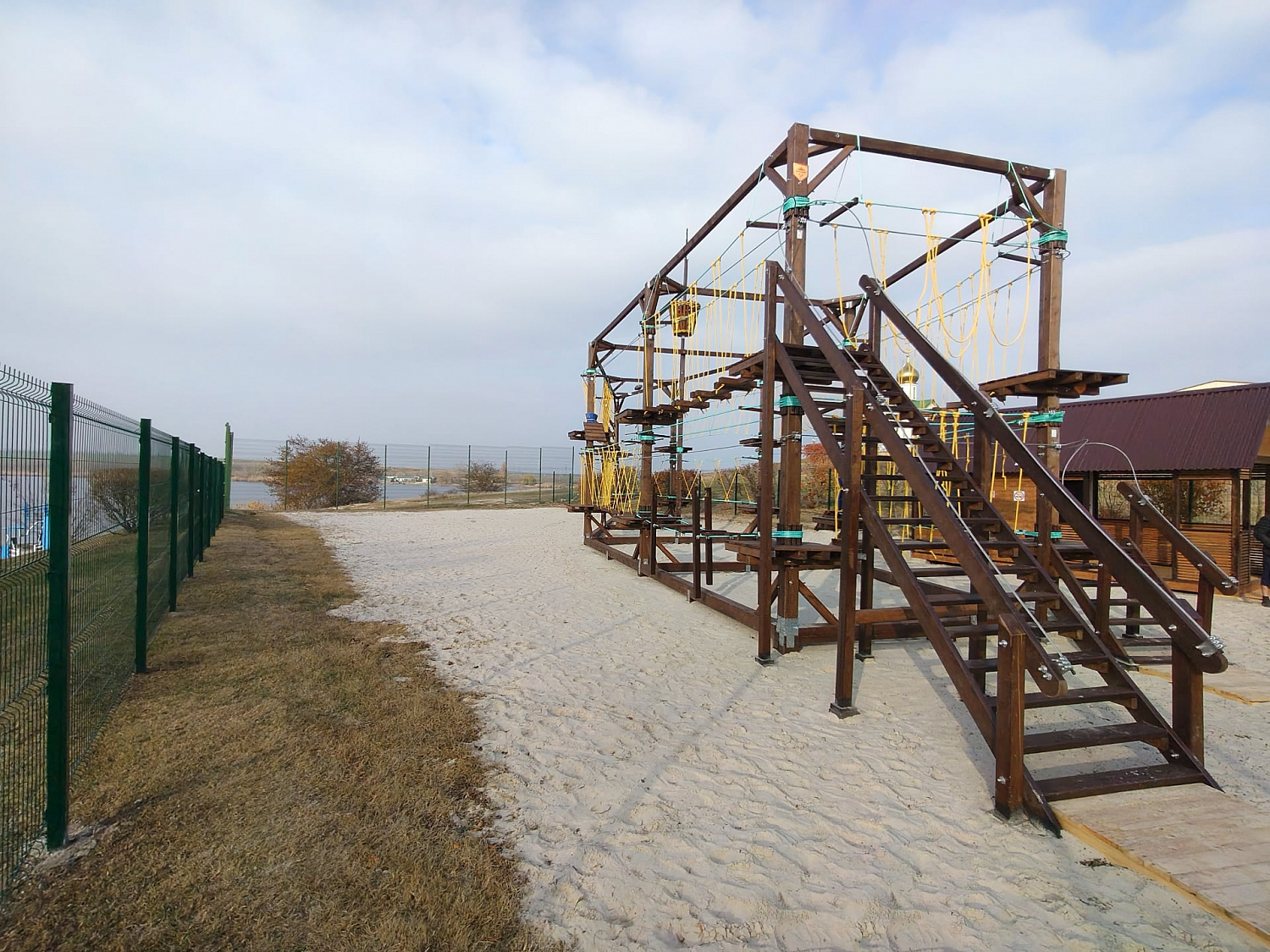 Каркасный веревочный парк в виде пиратского корабля